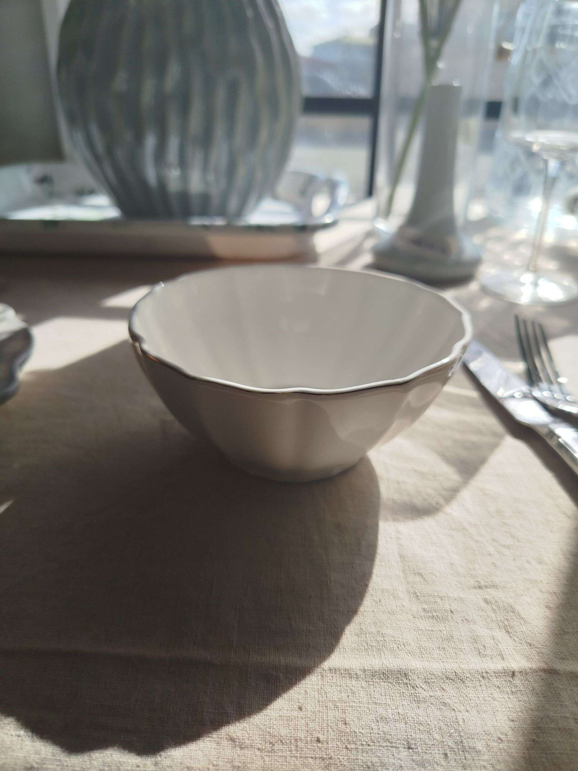 Scalloped Dessert Bowl with Gold Rim image 2